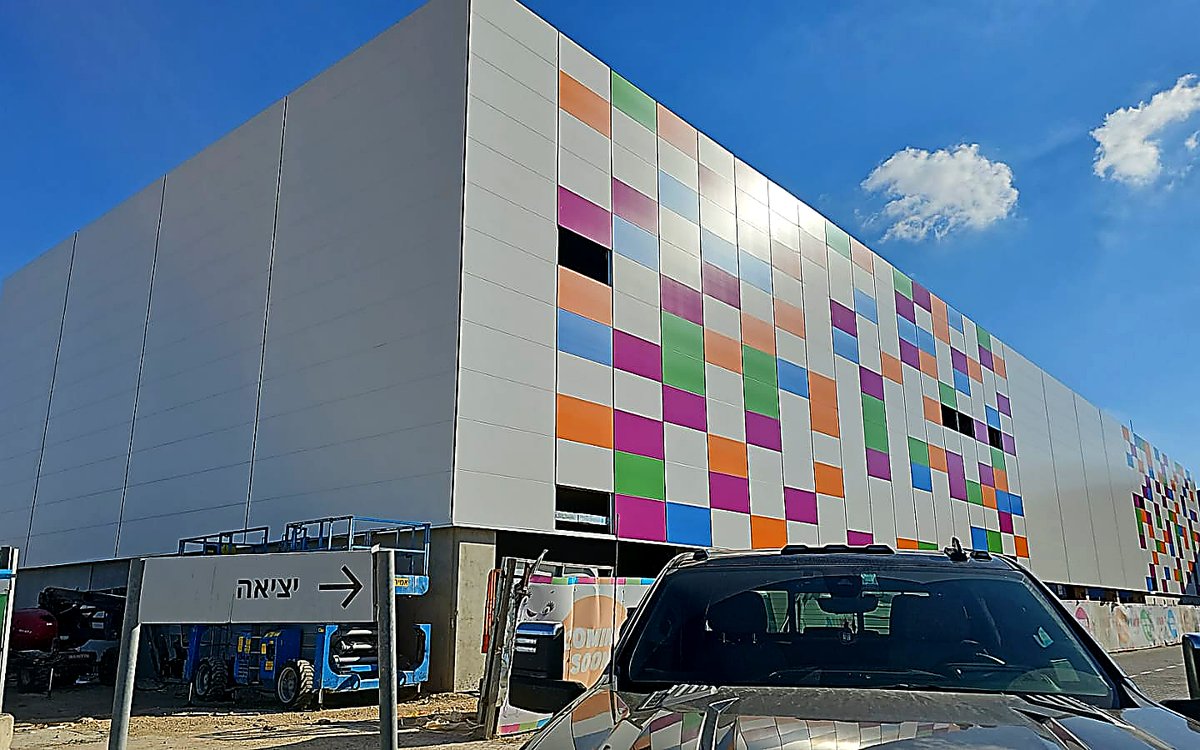 Pixel-Pattern Facade Distribution Center
